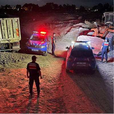 Manavgat'ta kaçak kum operasyonu: 3 gözaltı