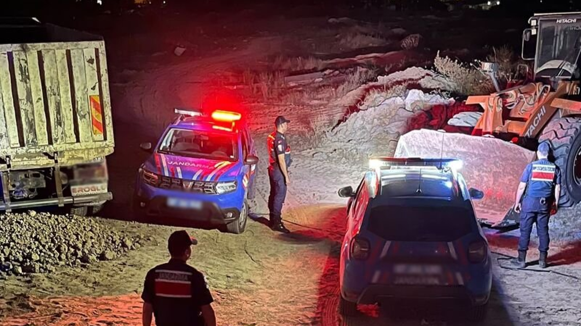 Manavgat'ta kaçak kum operasyonu: 3 gözaltı