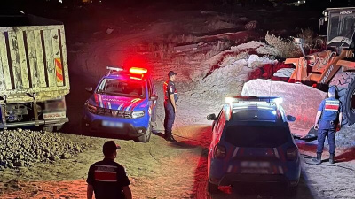 Manavgat'ta kaçak kum operasyonu: 3 gözaltı