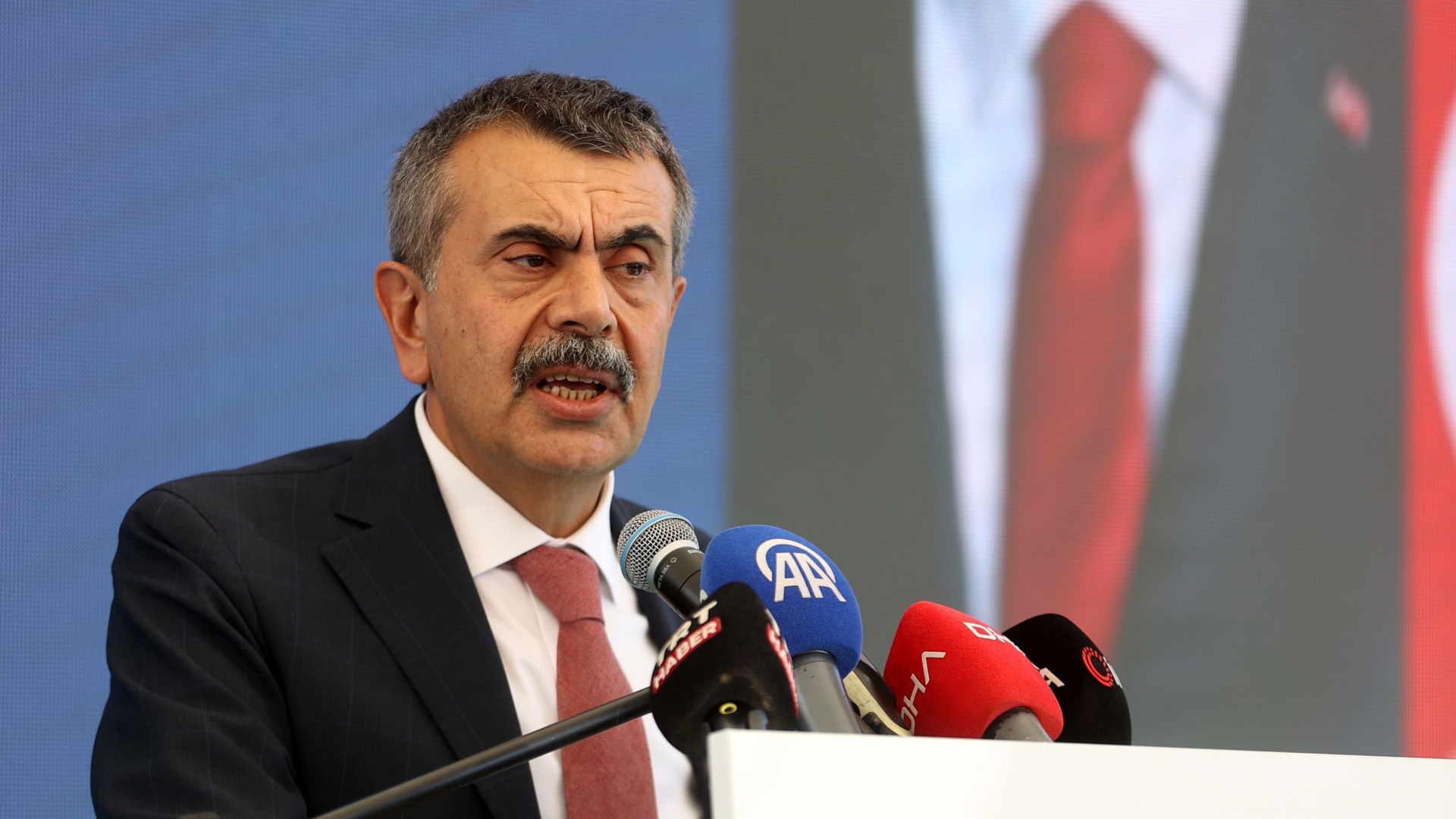 Bakan Tekin, öğretmenlerin kıyafet tercihlerini açıkladı
