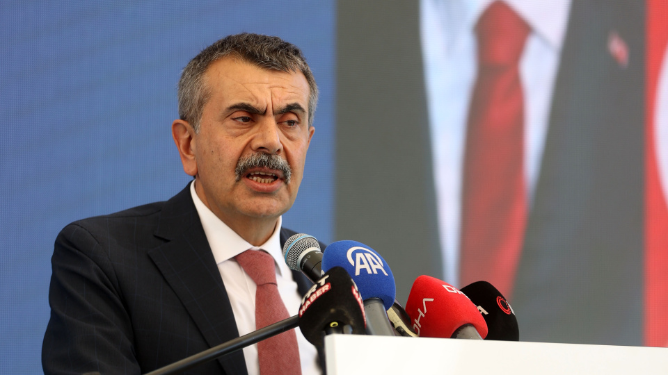 Bakan Tekin'den öğretmenlere önlük şartıyla ilgili açıklama