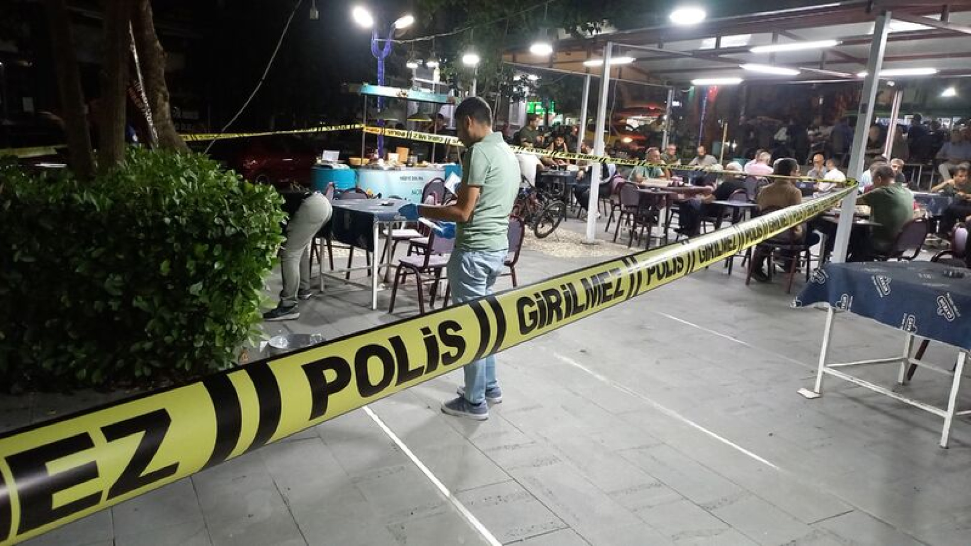 Manisa'da husumetlilerine ateş açan genç, başka masada oturana isabet eden kurşunla yaraladı