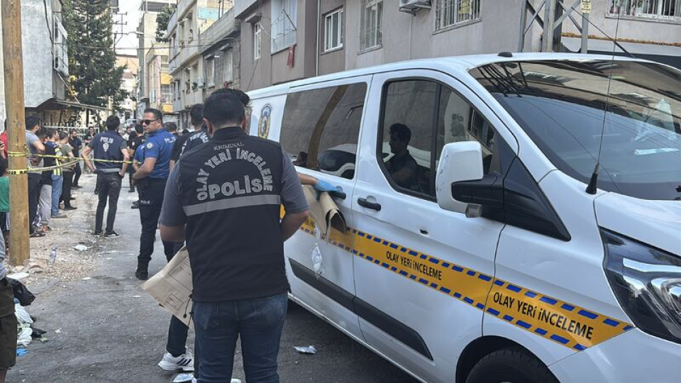 Eşini öldürdü, 3'ü çocuk 4 kişiyi yaraladı