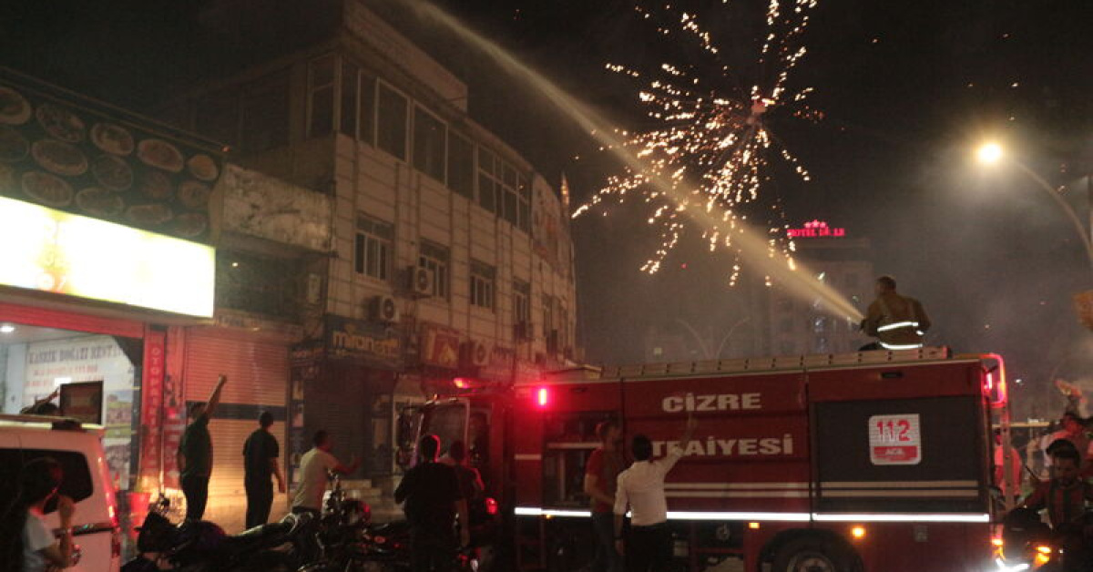 Cizre'de Amedspor galibiyeti kutlamalarında yangın: 1 itfaiye eri yaralandı