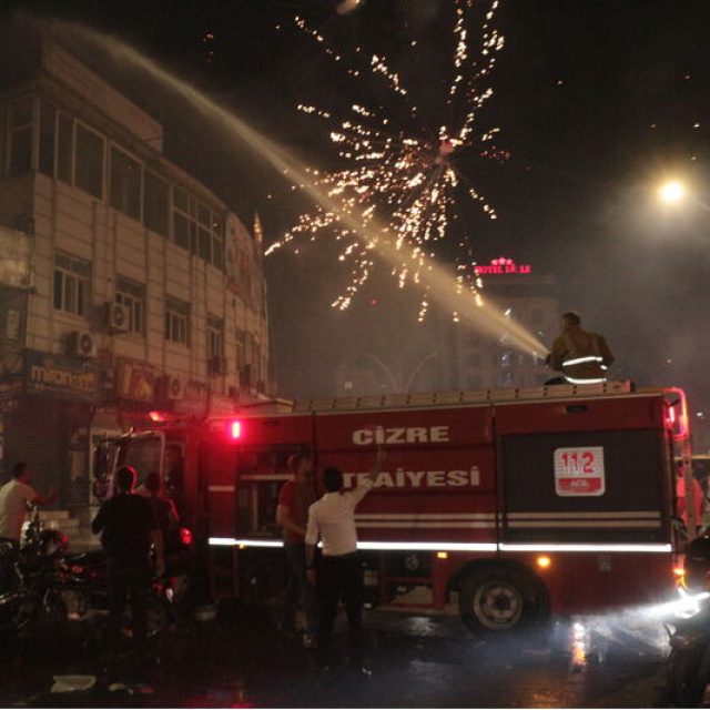 Cizre'de Amedspor galibiyeti kutlamalarında yangın: 1 itfaiye eri yaralandı