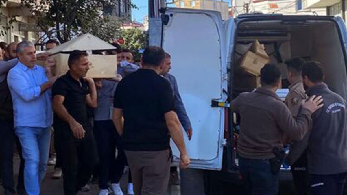 Biri eşini boğdu... Öteki öldürüp başında bekledi!