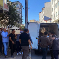 Biri eşini boğdu... Öteki öldürüp başında bekledi!