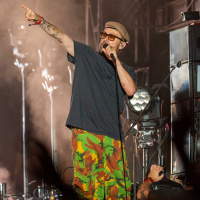 Gorillaz sahnesinde Filistin bayrağı