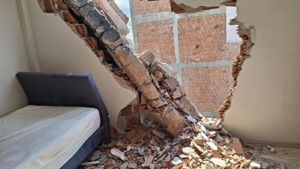 Yıkım sırasında yan dairenin duvarı çöktü