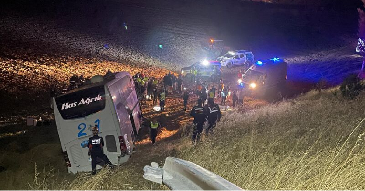 Yolcu otobüsü tarlaya girdi: 24 yaralı