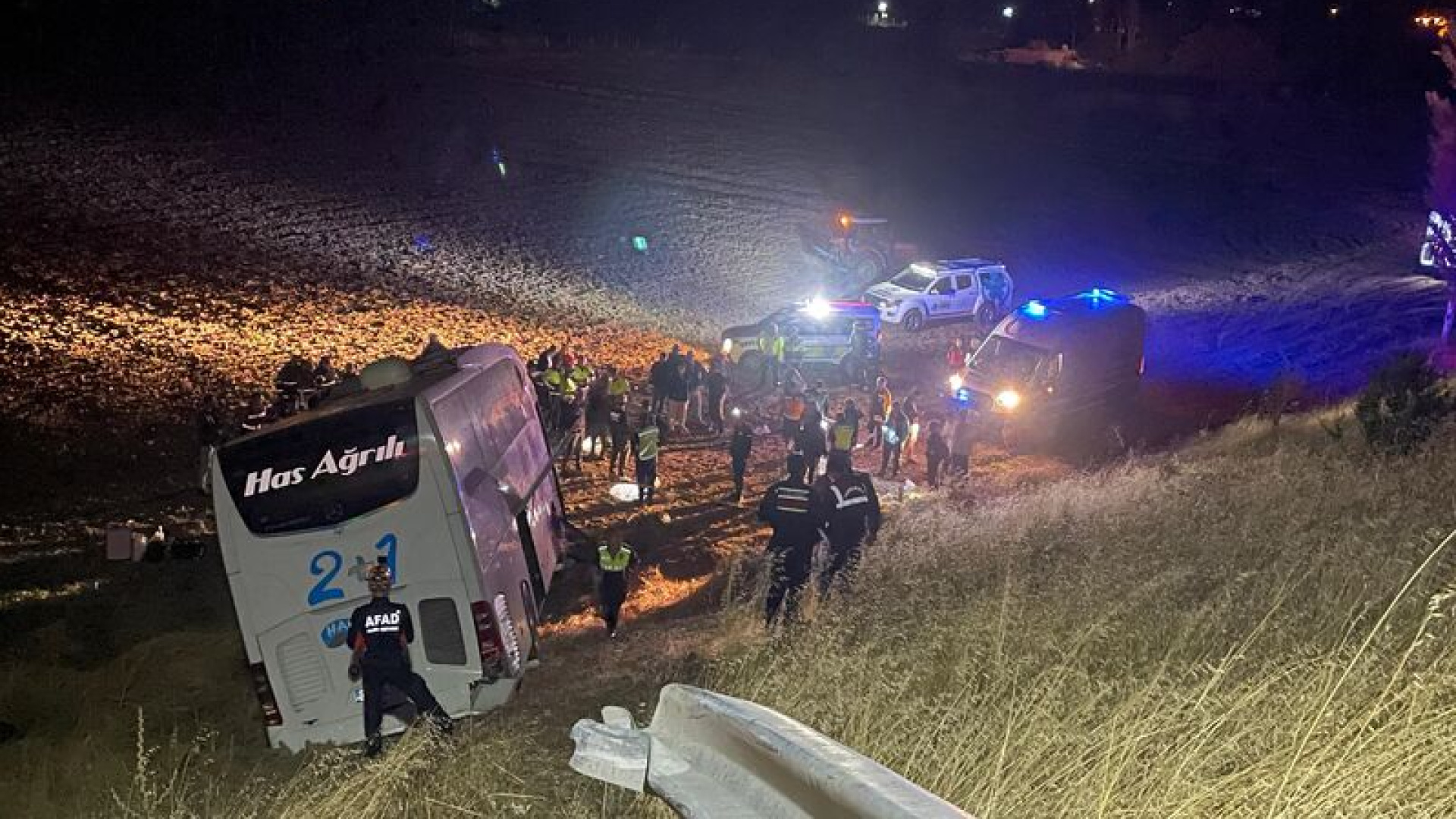 Merzifon'da yolcu otobüsü tarlaya girdi: 24 yaralı