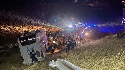 Merzifon'da yolcu otobüsü tarlaya girdi: 24 yaralı