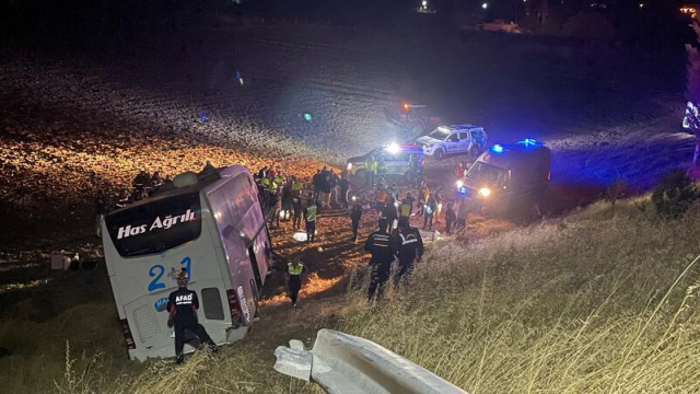 Yolcu otobüsü tarlaya girdi: 24 yaralı