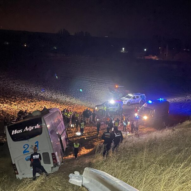 Yolcu otobüsü tarlaya girdi: 24 yaralı