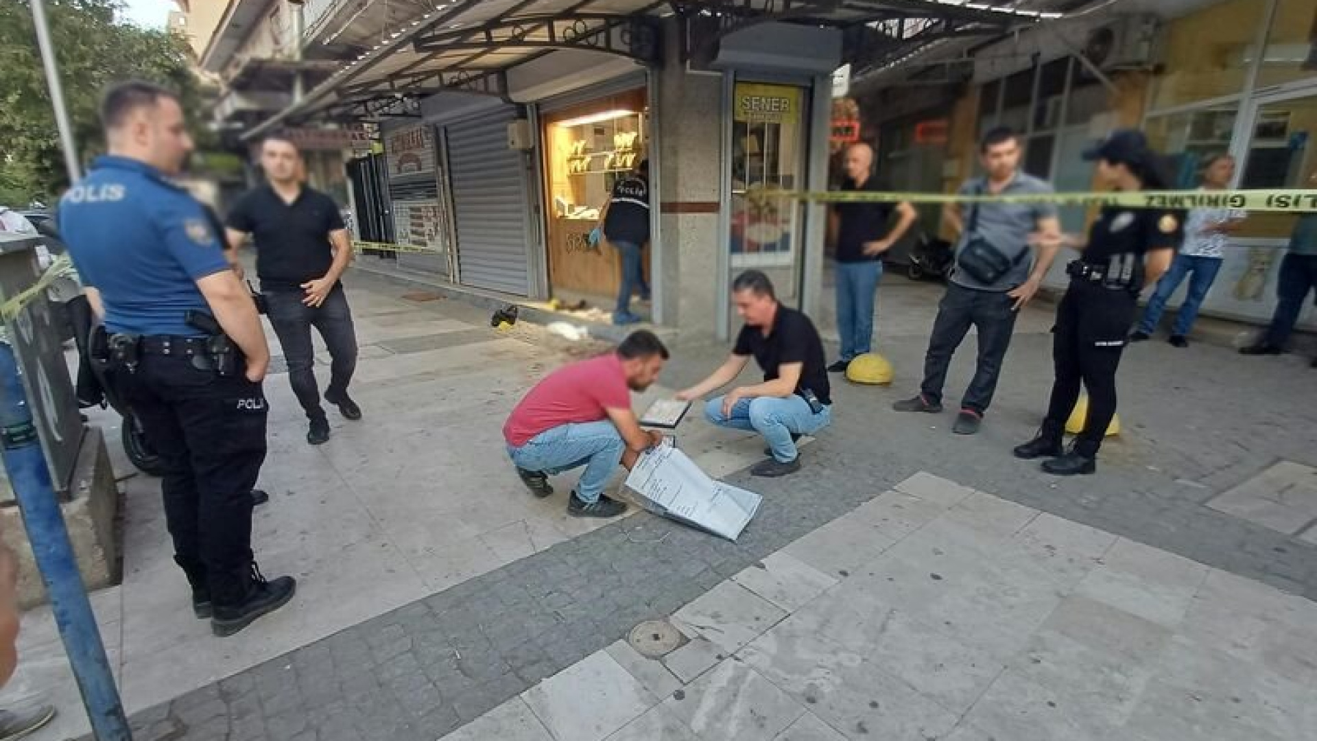 Salihli'de Kıvançlı Bir Soygun Girişi: İki Kişi Yaralandı, Kaçan Şüpheli Ortadan Kayboldu