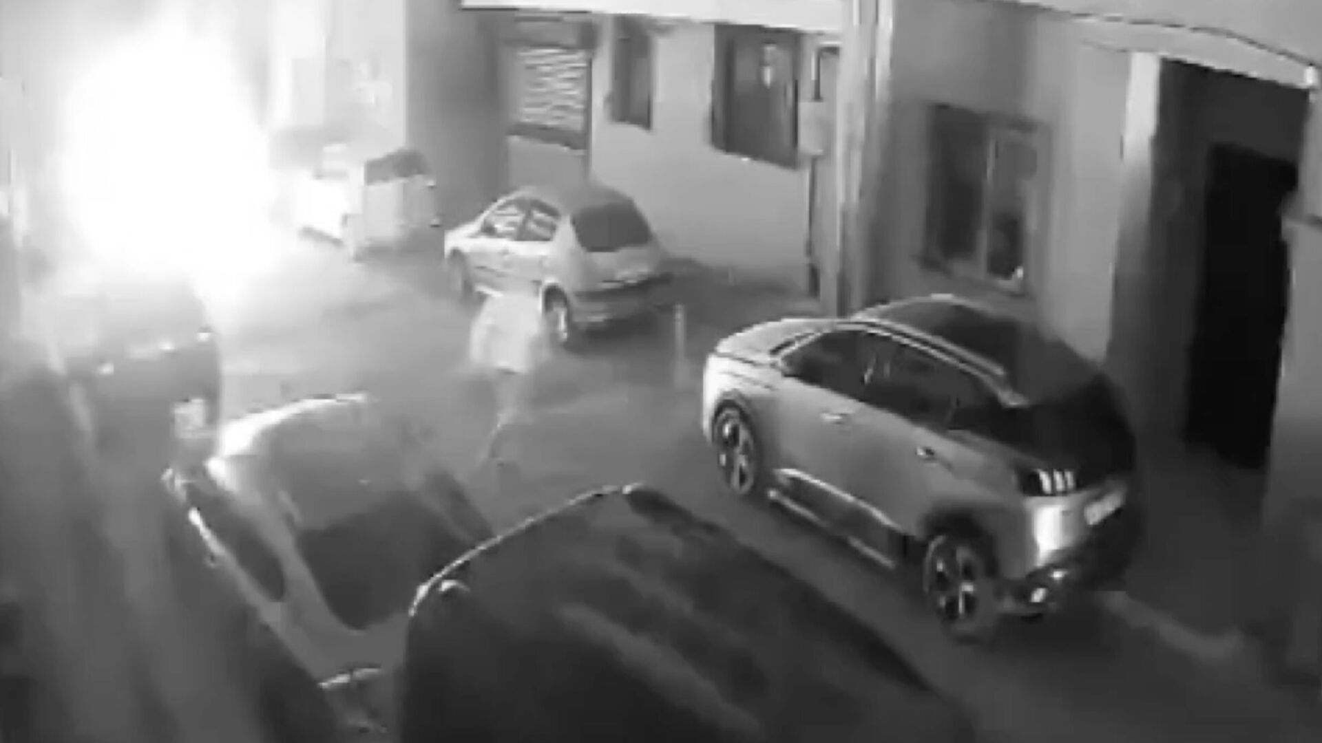 3 servis aracı yakıldı 9 şüpheli tutuklandı