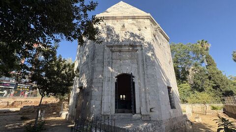 Zincirleri kırdı, Antalya'yı geri aldı... Türbesi 649 yıllık!
