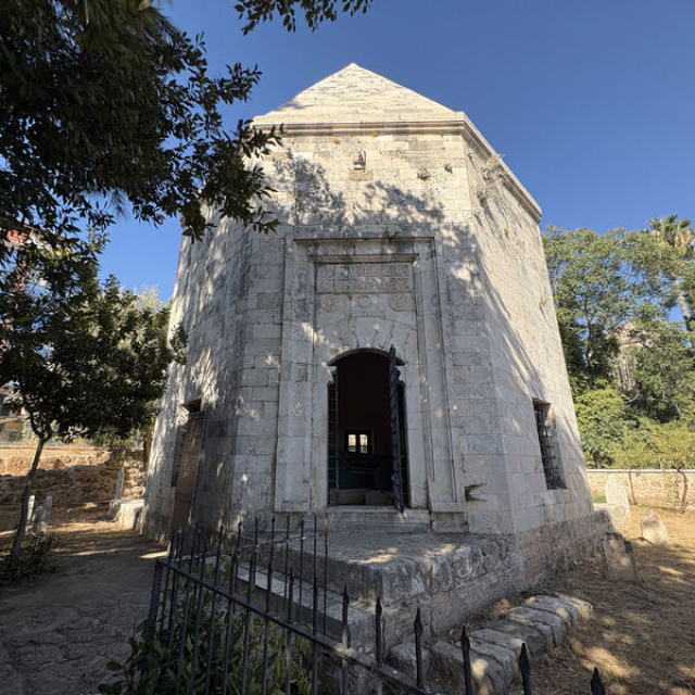 Zincirleri kırdı, Antalya'yı geri aldı... Türbesi 649 yıllık!