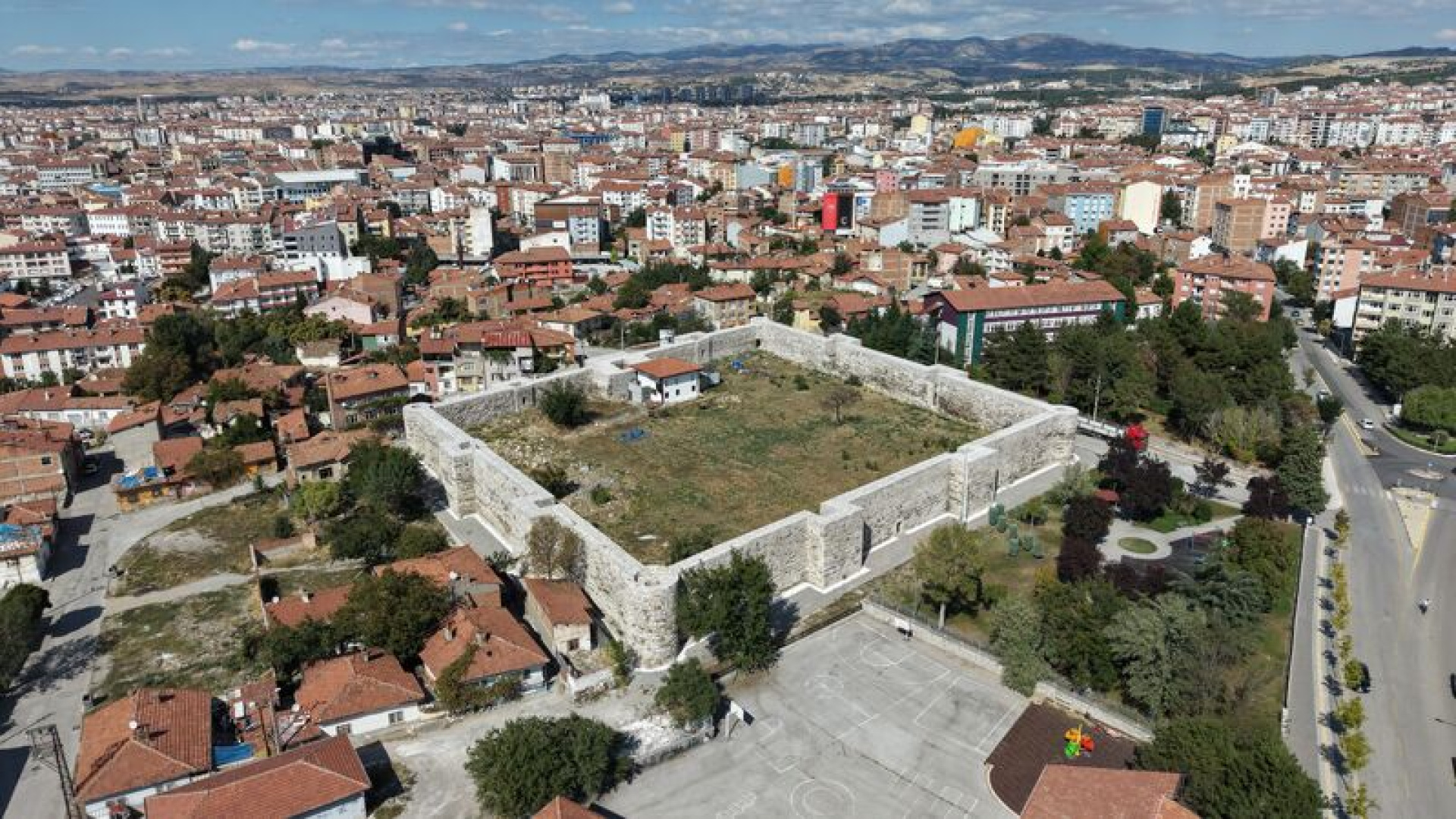 3 yıl sürdü! 1000 yıllık surlarda ikinci etap tamamlandı haber görseli