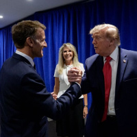 Macron ve Trump'tan samimi poz