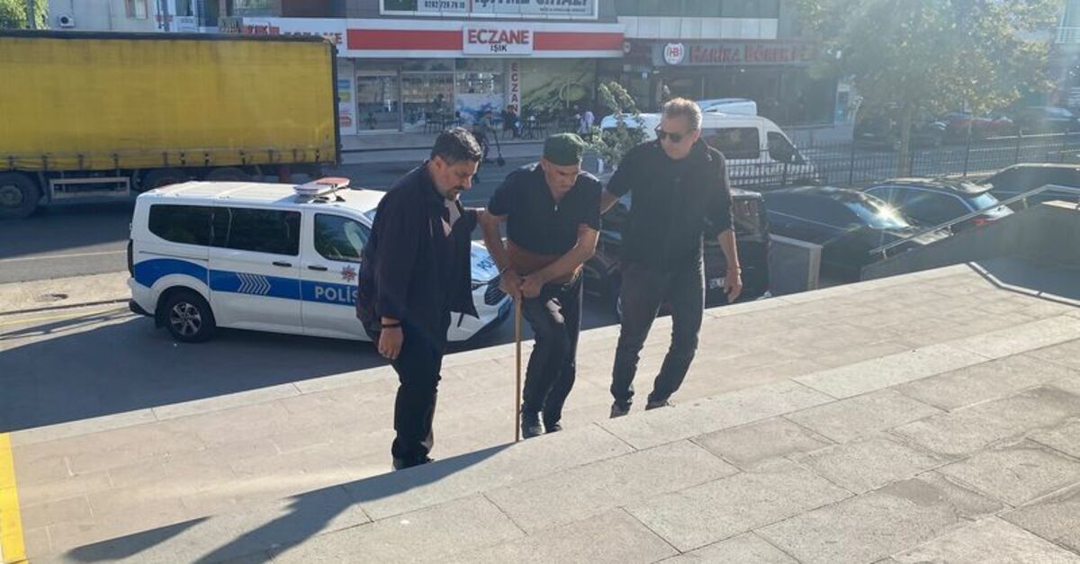 78 yaşındaki karısını satırla öldürdü