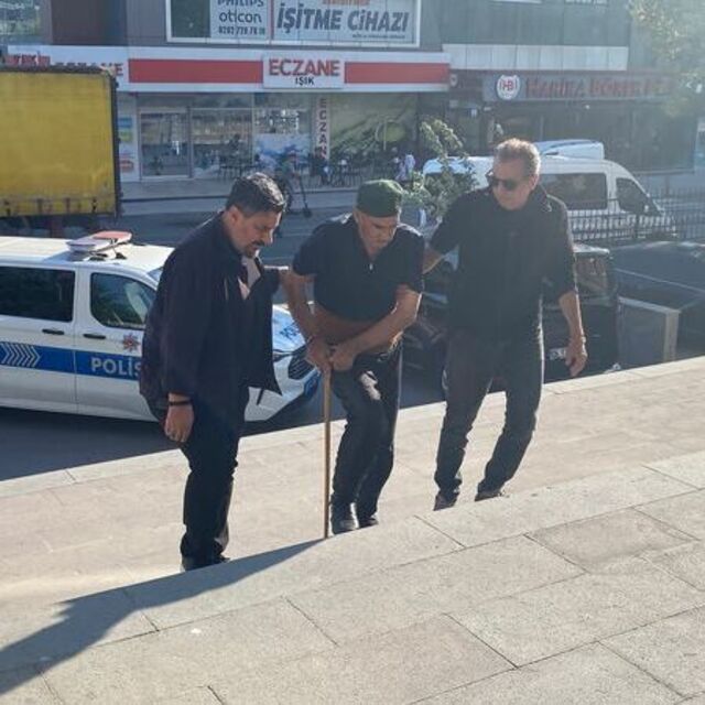 78 yaşındaki karısını satırla öldürdü
