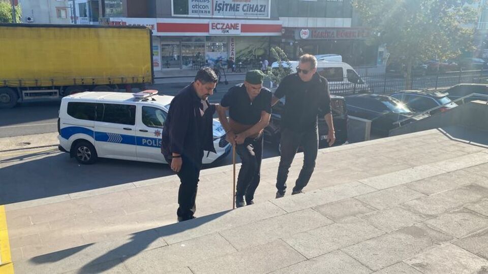 78 yaşındaki karısını satırla öldürdü