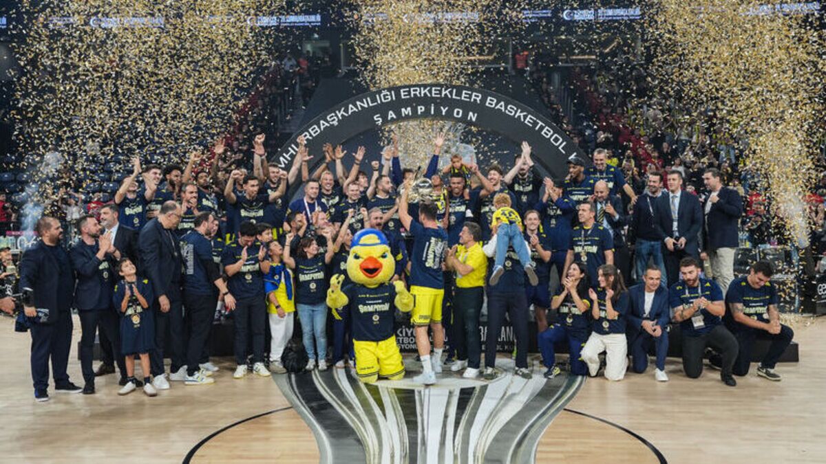 Fenerbahçe Tarfin, şampiyonluk kupasını aldı!
