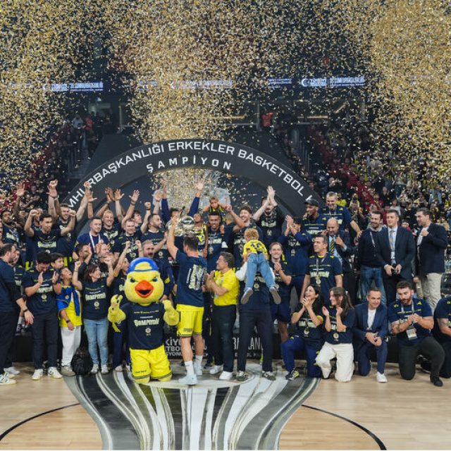Fenerbahçe Tarfin, şampiyonluk kupasını aldı!