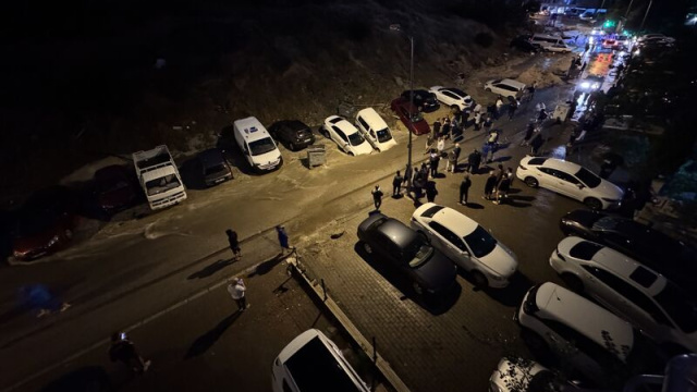 Yol çöktü! Araçlar çukura düştü