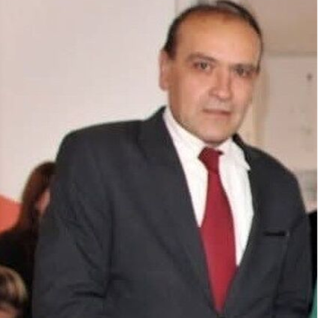 Okul müdürü evinde ölü bulundu