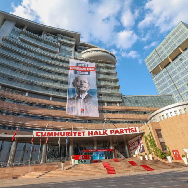 CHP'de peş peşe istifalar