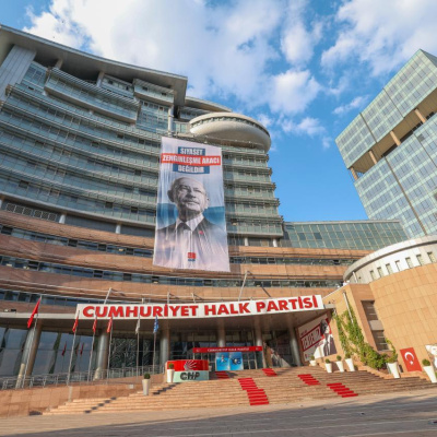 CHP'de peş peşe istifalar