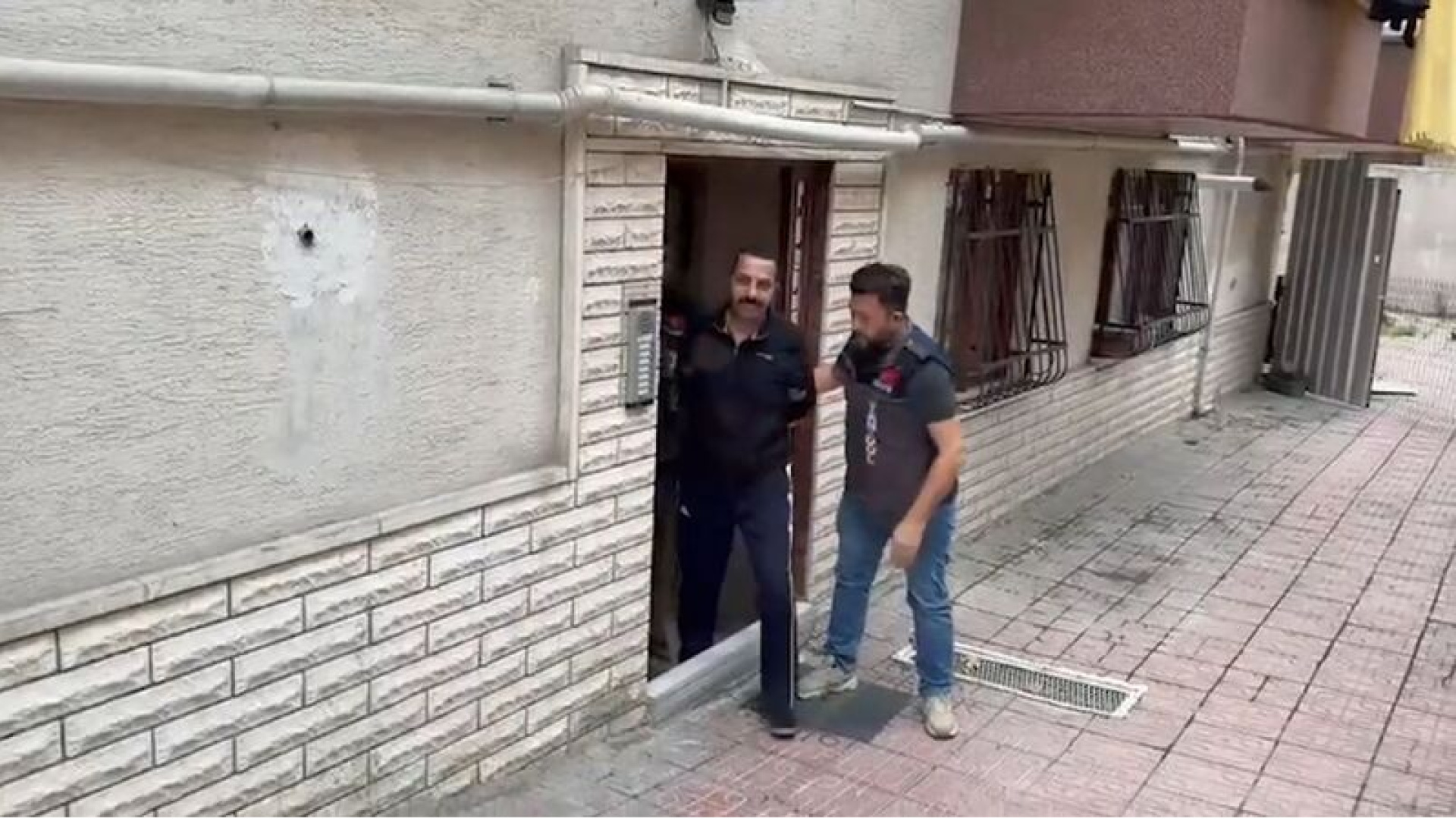 Sosyal medyada 'kamu görevlileriyle iletişimde' izlenimi veren şüpheli tutuklandı haber görseli