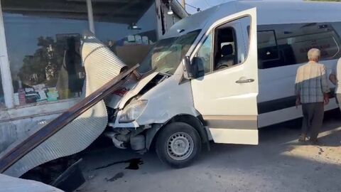 Günün notu | Servis dükkana daldı: 10 yaralı