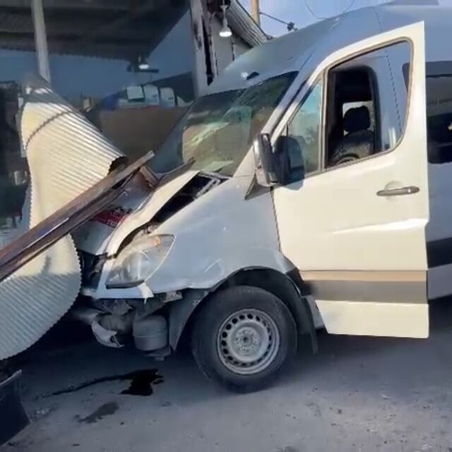 Servis dükkana daldı: 10 yaralı