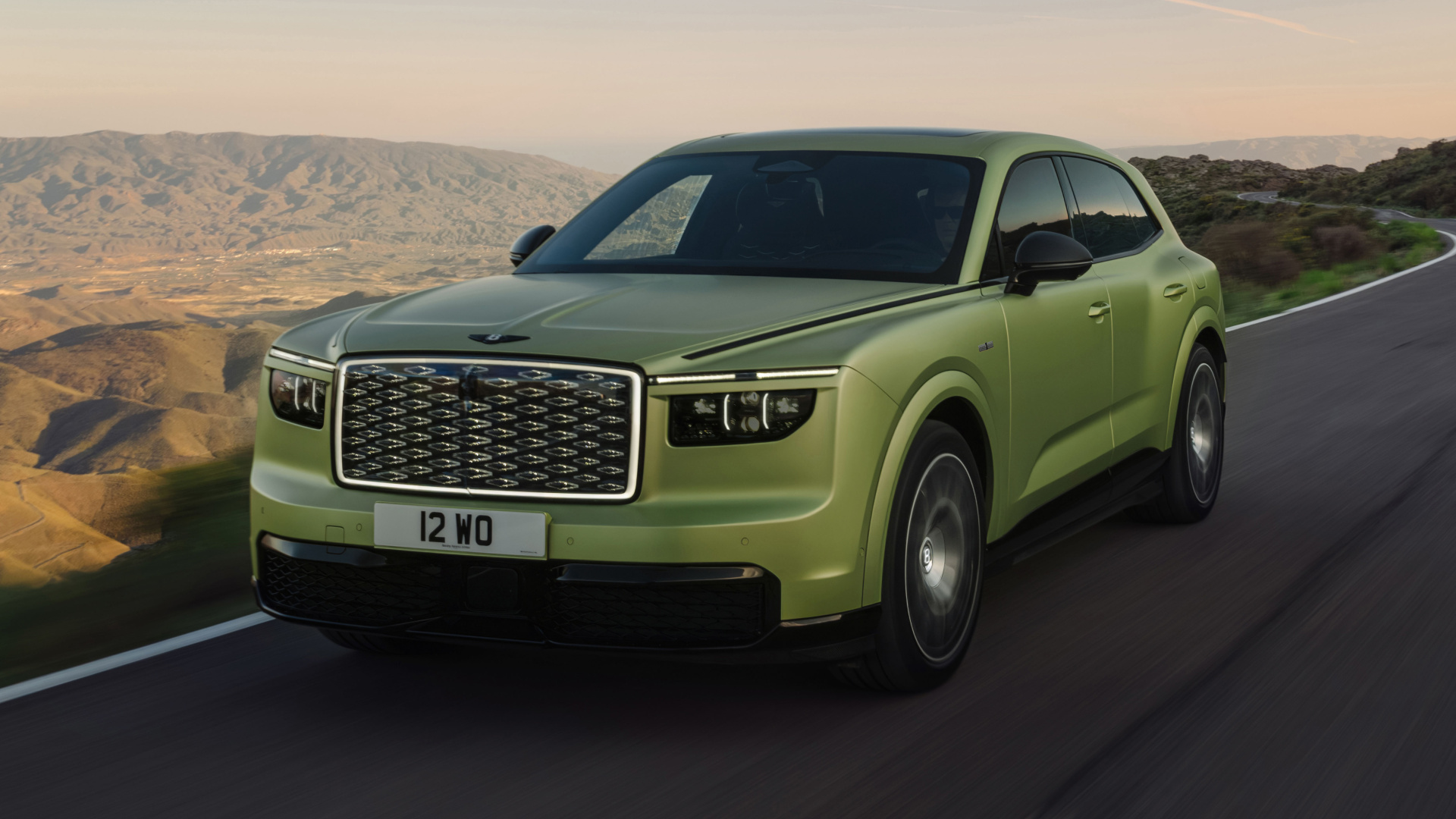 Bentley ilk elektrikli modelini tanıttı haber görseli