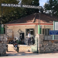Mezarlıkta baltalı saldırı
