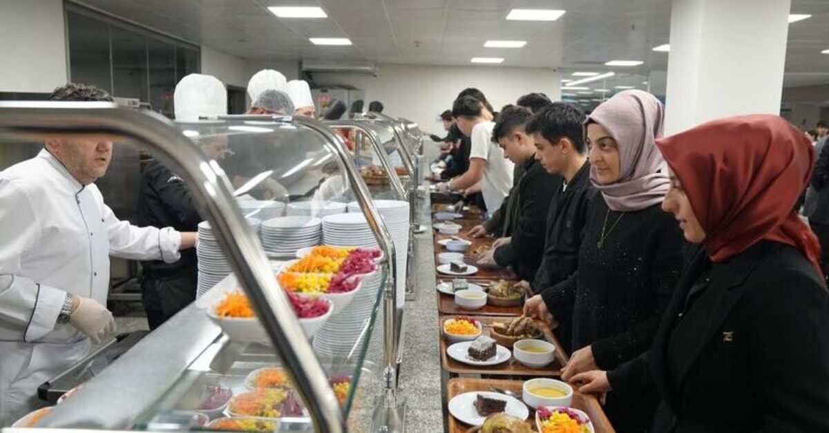 Ümraniye'de üniversite öğrencilerine ücretsiz yemek