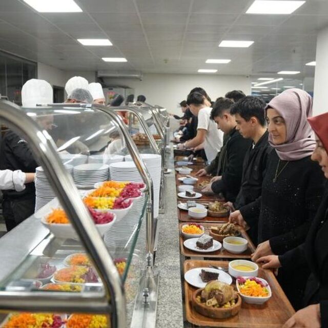 Ümraniye'de üniversite öğrencilerine ücretsiz yemek