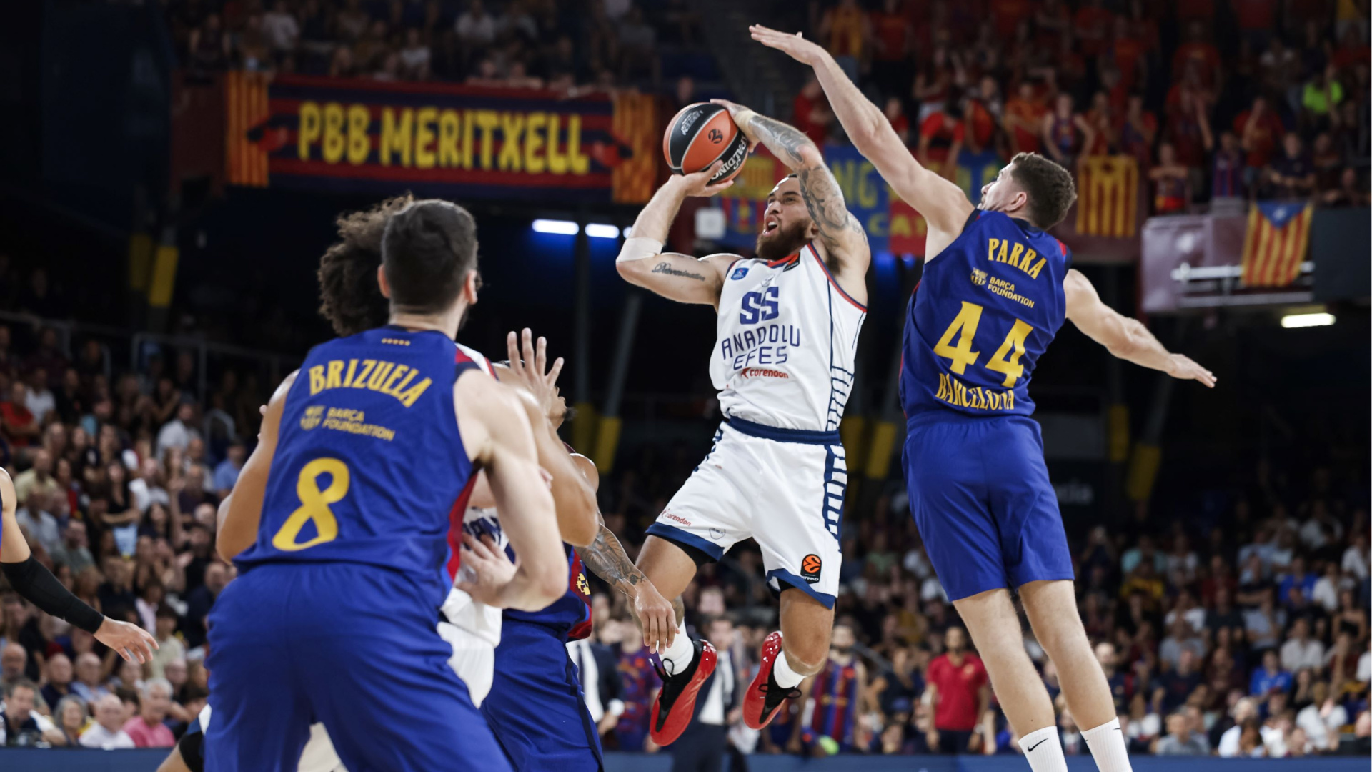 Anadolu Efes, EuroLeague açılışında Barcelona'ya kaybetti