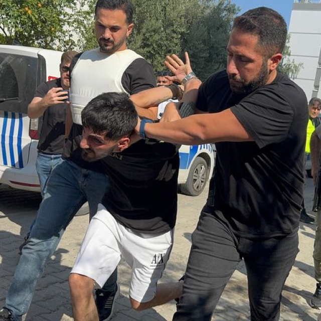 Polise el bombasıyla direndi