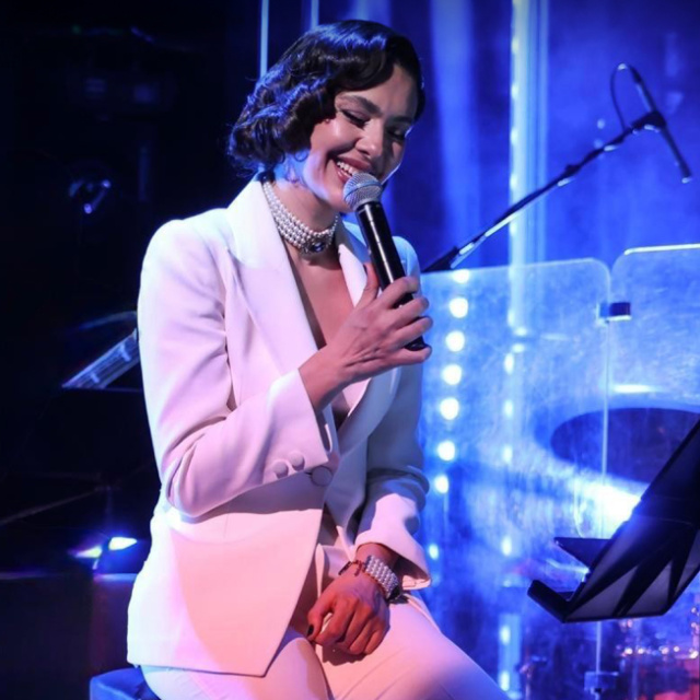 Bergüzar Korel 'Hatırladıkça' ile sahnede
