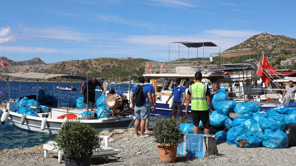 Marmaris'te iki saatte bir ton atık toplandı