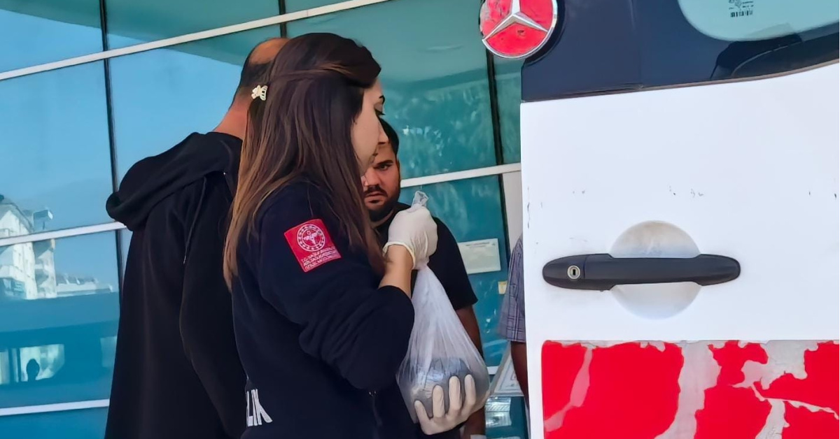 Kopan parmağı buz dolu poşetle hastaneye götürüldü
