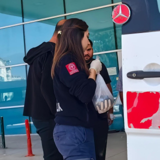 Kopan parmağı buz dolu poşetle hastaneye götürüldü