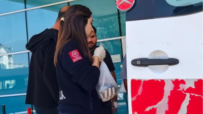 Kopan parmağı buz dolu poşetle hastaneye götürüldü