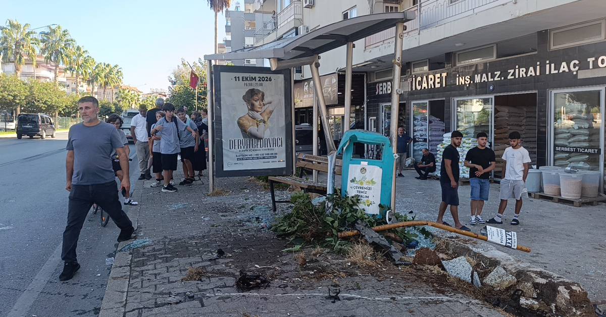 Otomobil durağa daldı: 3 yaralı