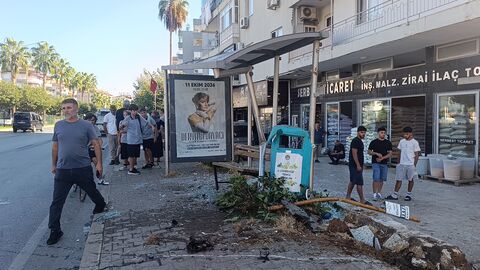 Otomobil durağa daldı: 3 yaralı