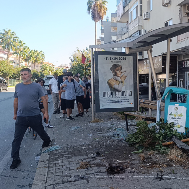 Otomobil durağa daldı: 3 yaralı
